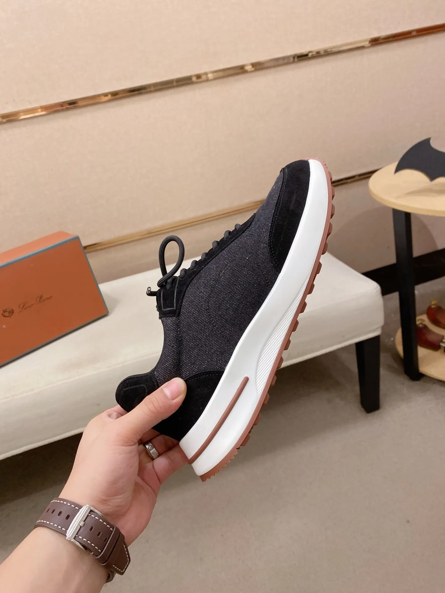 Men's shoes 💰: 462💰🔥𝐥𝐨𝐫𝐨 𝐏𝐢𝐚𝐧𝐚 lp classic loafers, an Italian treasure brand, the only brand that can match Hermès! Only after wearing it do we realize that we can’t live up to our feet. The upper is made of imported first-layer cowhide with breathable fabrics, water-dyed cowhide foot pads, and the official original glass rubber outsole and pendant. Exclusive original packaging (tag ➕ brand paper ➕ outer box ➕ hand bag) code number: 38-44. Can be customized 45-46